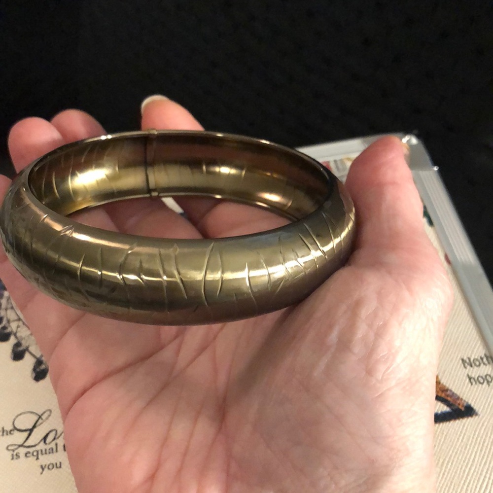 BANGLE BRACELET